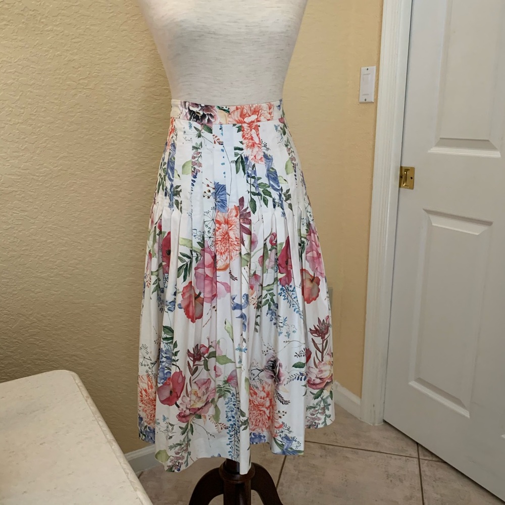 NWOT Antonio Melani floral lined pleated skirt